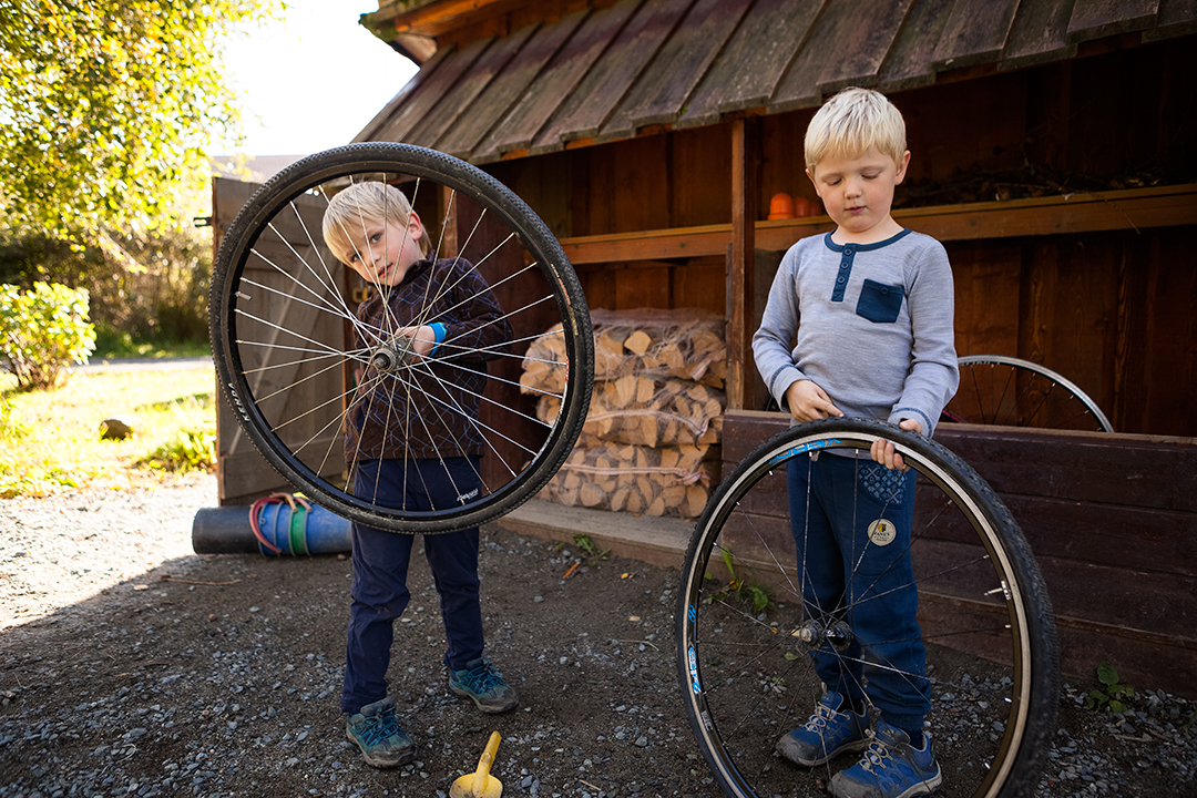 Gutter som leker med sykkelhjul