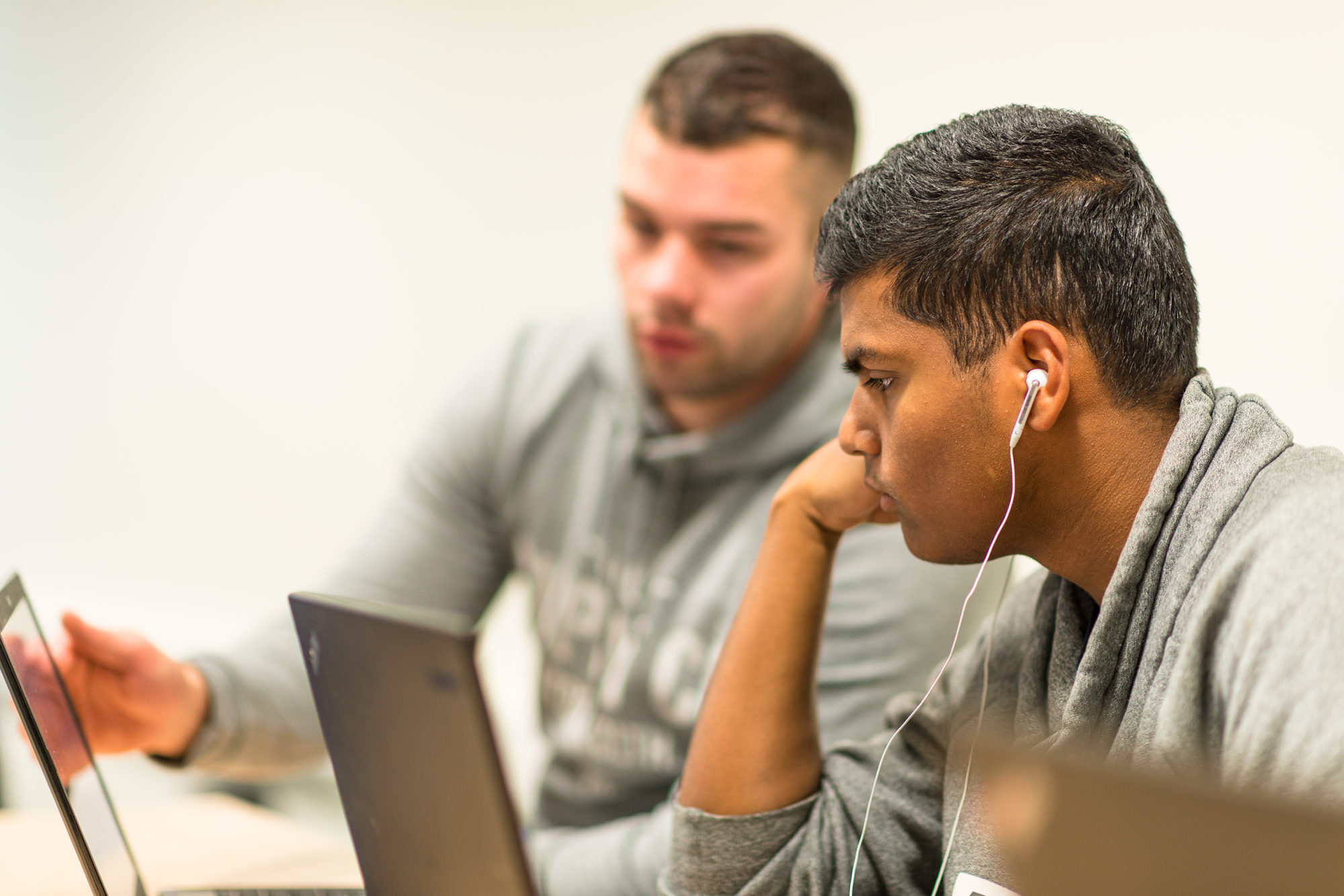 To vgs-elever som ser på PC-skjerm