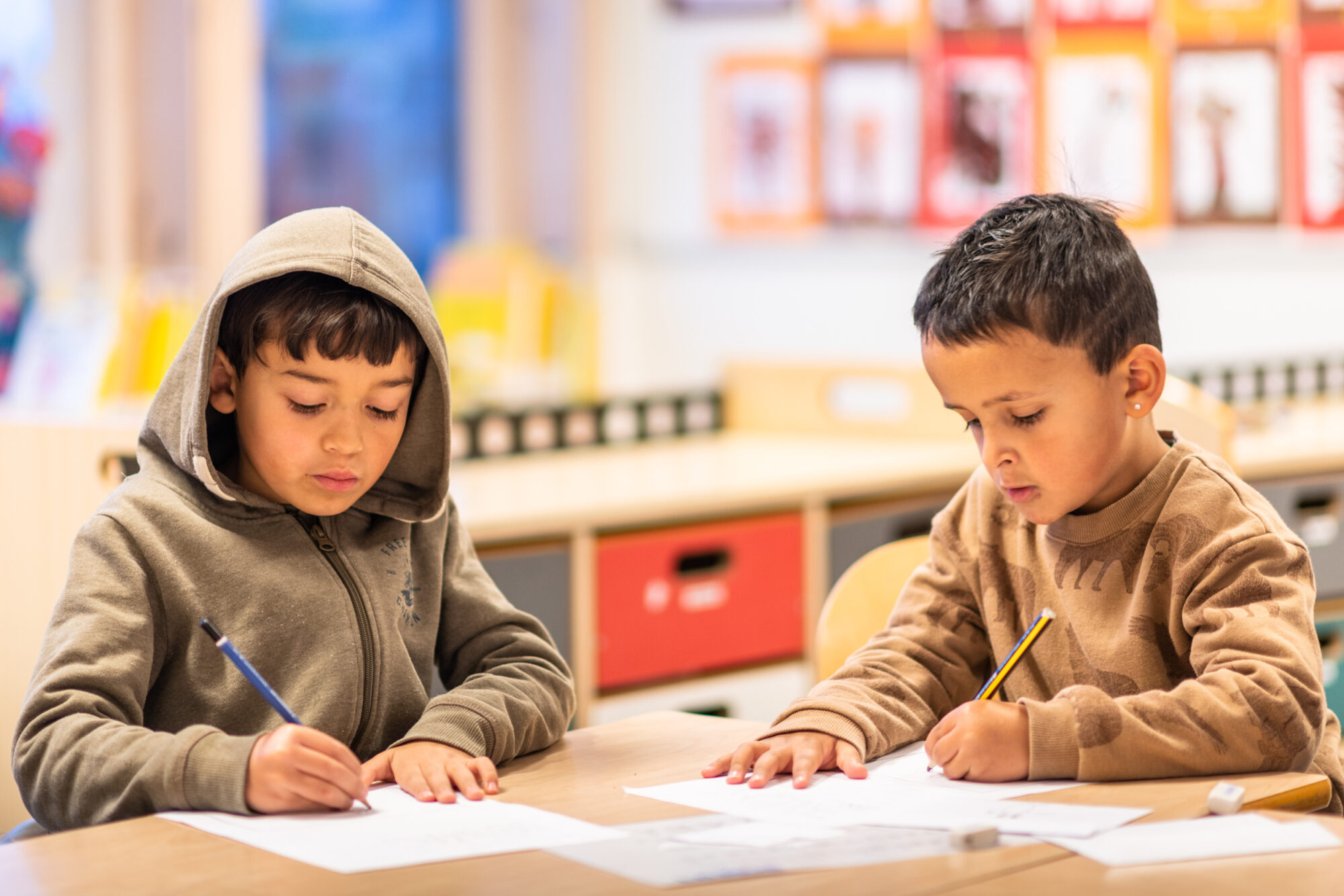 Gutter skriver brev på barneskole / begynneropplæring
