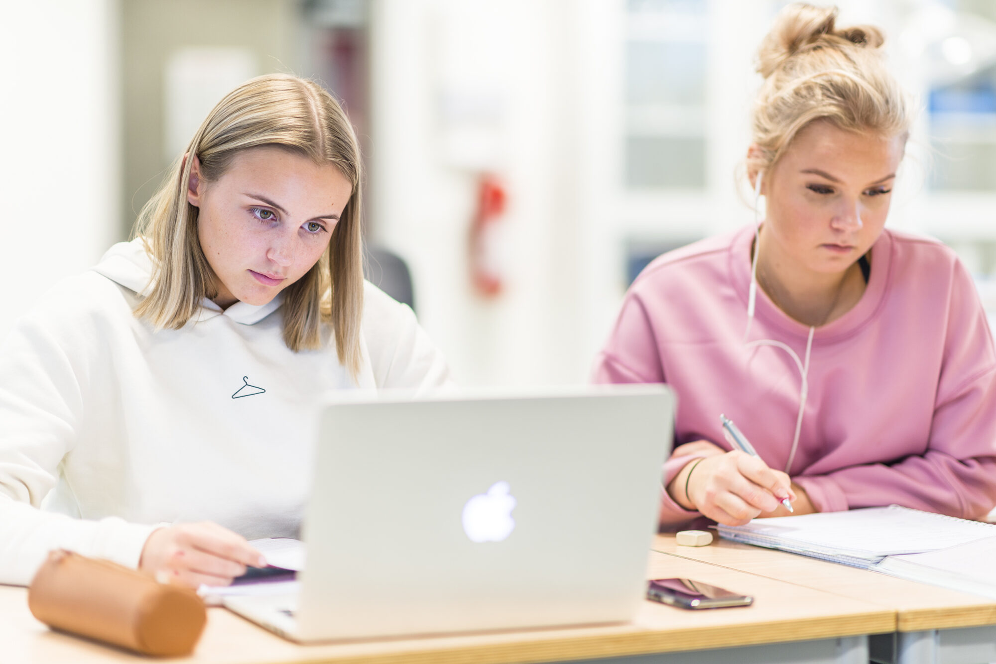 To elever på vis der en skriver på PC og den andre for hånd