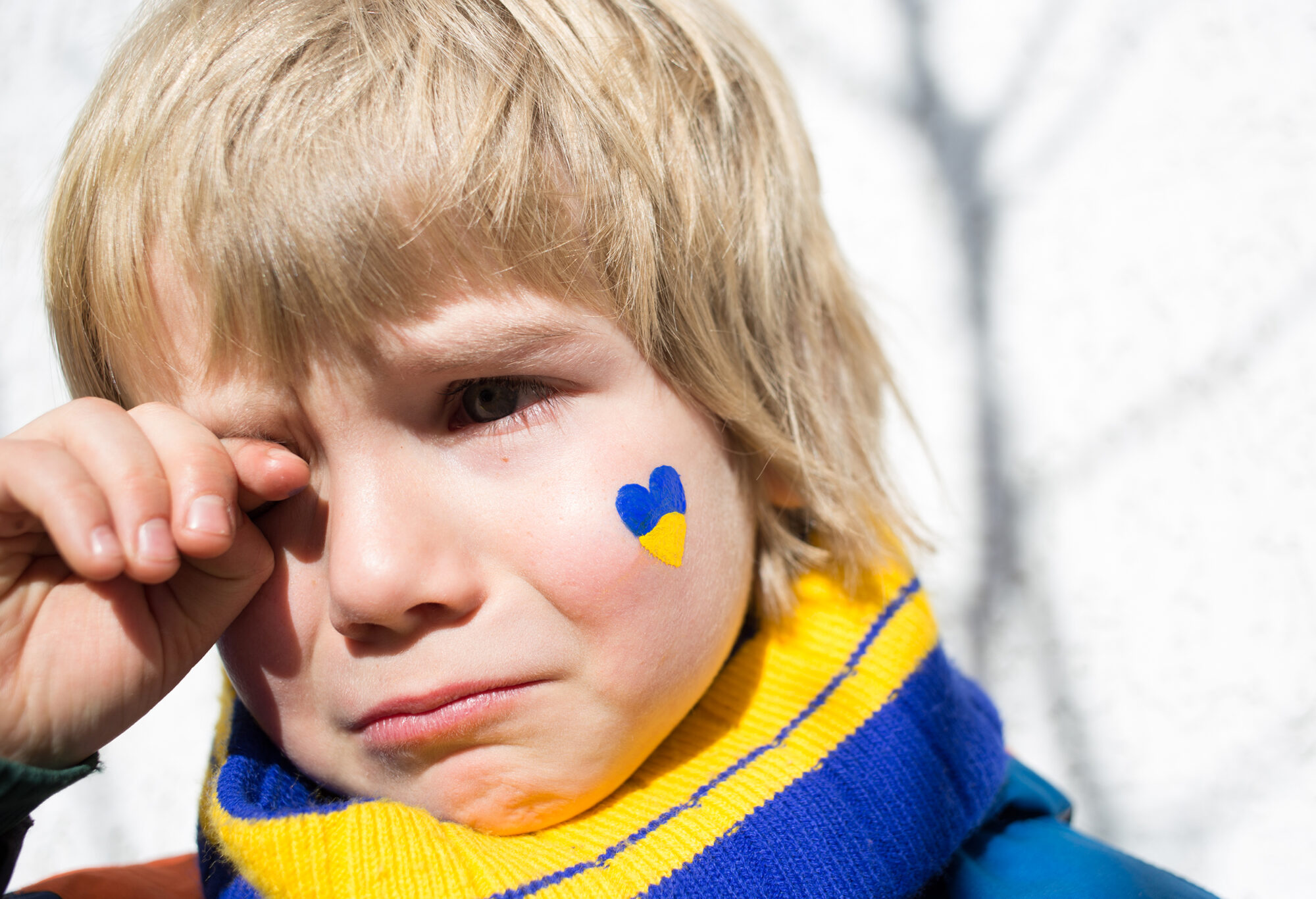 Foto fra Kyiv som viser en gutt i tårer under en demonstrasjon