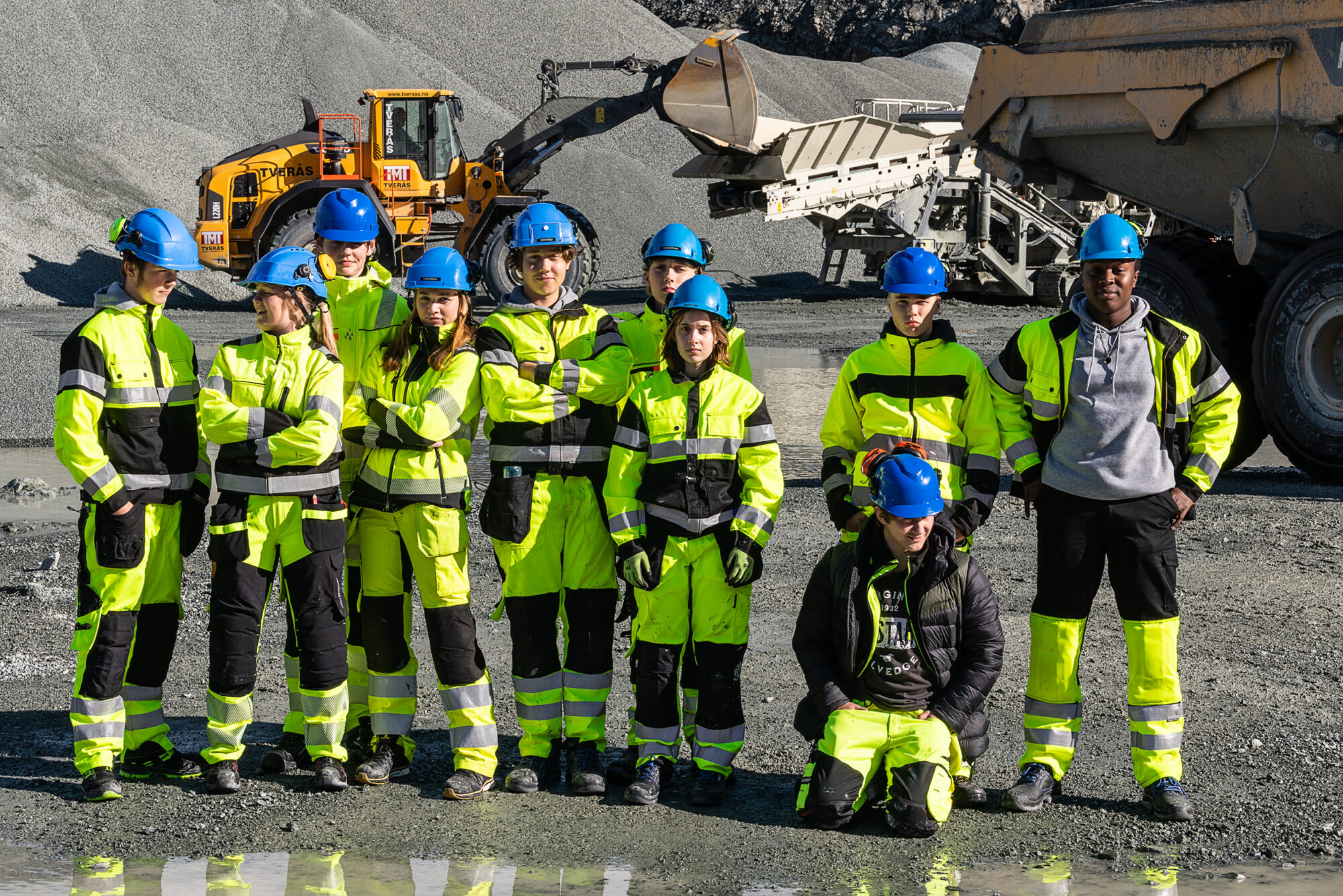 Elever på Bygg og anlegg på bedriftsbesøk i et grustak.