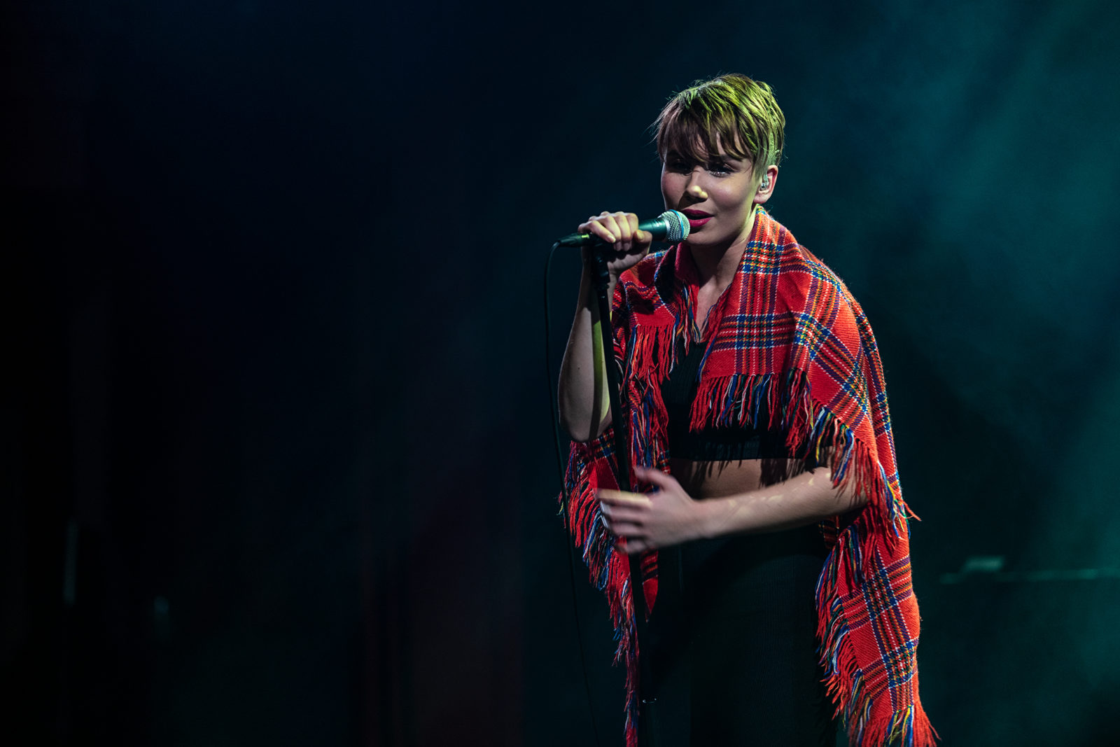 Ellsa Marie Hætta Isaksen fra Bandet ISÁK under en konsert i Vår Frue kirke. Foto: Esben Kamstrup.