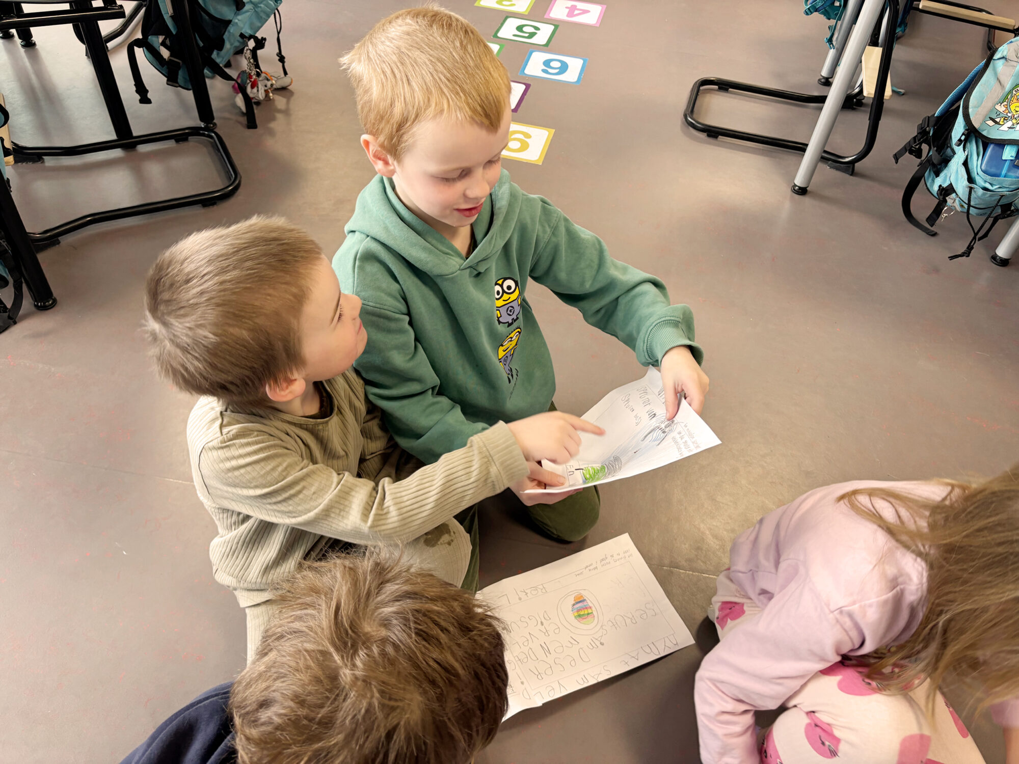 Oppfinnelser_5841 Elever fra begynneropplæring som diskuterer tegninger av oppfinnelser.