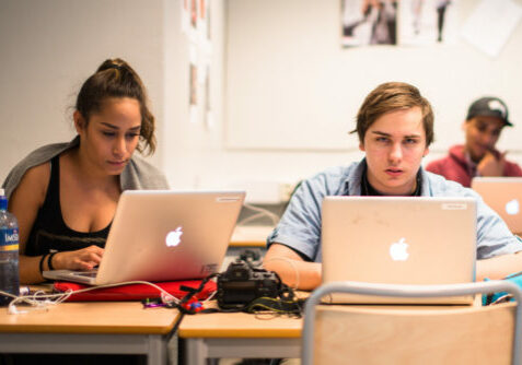 To vgs-elever med kamera og Mac