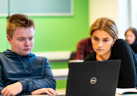To vgs-elever som ser på samme PC