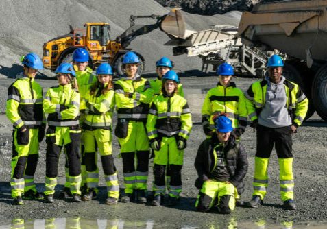 Elever på Bygg og anlegg på bedriftsbesøk i et grustak.