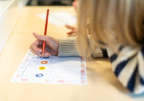 En elev på mellomtrinn som fyller ut planleggingsskjema.