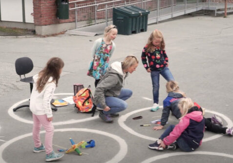 Skjermdump fra filmen «Bokstavlek på Nidarvoll skole»